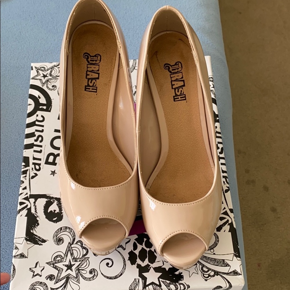 Badge Heels - Picture 4 of 5